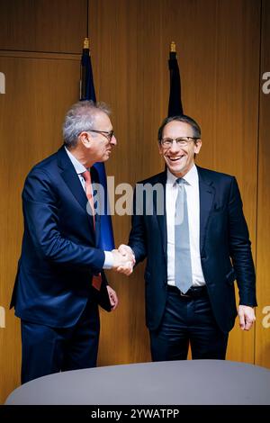 Joerg Kukies, Bundesfinanzminister SPD, trifft Pierre Gramegna, Ehemaliger Finanzminister von Luxemburg und Geschaeftsfuehrender Direktor des Europaeischen Stabilitaetsmechanismus zu einem gespraech im Rahmen des Eurogruppe / ECOFIN-Rates in Bruessel, 10.12.2024. Fotografiert im Auftrag des Bundesministeriums der Finanzen BMF Bruessel Belgien *** Jörg Kukies, Bundesminister der SPD Finanzen , trifft Pierre Gramegna, ehemaliger luxemburgischer Finanzminister und geschäftsführender Direktor des Europäischen Stabilitätsmechanismus, zu einer Diskussion auf dem ECOFIN-Rat der Eurogruppe in Brüssel, 10 12 2024 Photograp Stockfoto