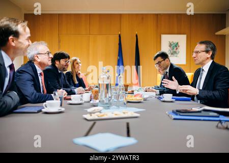 Joerg Kukies, Bundesfinanzminister SPD, trifft Pierre Gramegna, Ehemaliger Finanzminister von Luxemburg und Geschaeftsfuehrender Direktor des Europaeischen Stabilitaetsmechanismus zu einem gespraech im Rahmen des Eurogruppe / ECOFIN-Rates in Bruessel, 10.12.2024. Fotografiert im Auftrag des Bundesministeriums der Finanzen BMF Bruessel Belgien *** Jörg Kukies, Bundesminister der SPD Finanzen , trifft Pierre Gramegna, ehemaliger luxemburgischer Finanzminister und geschäftsführender Direktor des Europäischen Stabilitätsmechanismus, zu einer Diskussion auf dem ECOFIN-Rat der Eurogruppe in Brüssel, 10 12 2024 Photograp Stockfoto