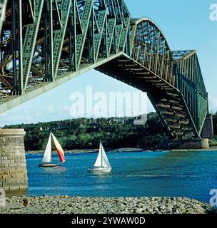 Hoch spannt sich die Pont du Québec, die imposante Bruecke ueber den Sankt-Lorenzstrom in der kanadischen Provinz Québec, darunter Segelboote Pont du Québec *** die Pont du Québec, die imposante Brücke über den St. Lawrence River in der kanadischen Provinz Québec, erstreckt sich mit Segelbooten Pont du Québec Stockfoto