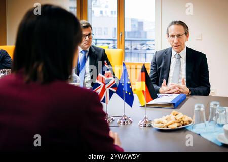 Jörg Kukies, Bundesfinanzminister SPD, trifft Rachel Reeves, Schattenschatzkanzlerin des Vereinigten Koenigreichs, zu einem gespraech im Rahmen des Eurogruppe / ECOFIN-Rates in Bruessel, 09.12.2024. Fotografiert im Auftrag des Bundesministeriums der Finanzen BMF Bruessel Belgien *** Jörg Kukies, Bundesfinanzminister SPD , trifft Rachel Reeves, Schattenkanzlerin des Vereinigten Königreichs, zu einer Diskussion auf dem ECOFIN-Rat der Eurogruppe in Brüssel, 09 12 2024 fotografiert im Auftrag des Bundesministeriums für Finanzen BMF Brüssel Belgien Copyright: XFelixZahn/BMFx Stockfoto