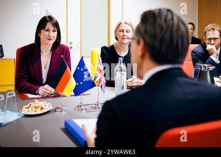 Jörg Kukies, Bundesfinanzminister SPD, trifft Rachel Reeves, Schattenschatzkanzlerin des Vereinigten Koenigreichs, zu einem gespraech im Rahmen des Eurogruppe / ECOFIN-Rates in Bruessel, 09.12.2024. Fotografiert im Auftrag des Bundesministeriums der Finanzen BMF Bruessel Belgien *** Jörg Kukies, Bundesfinanzminister SPD , trifft Rachel Reeves, Schattenkanzlerin des Vereinigten Königreichs, zu einer Diskussion auf dem ECOFIN-Rat der Eurogruppe in Brüssel, 09 12 2024 fotografiert im Auftrag des Bundesministeriums für Finanzen BMF Brüssel Belgien Copyright: XFelixZahn/BMFx Stockfoto