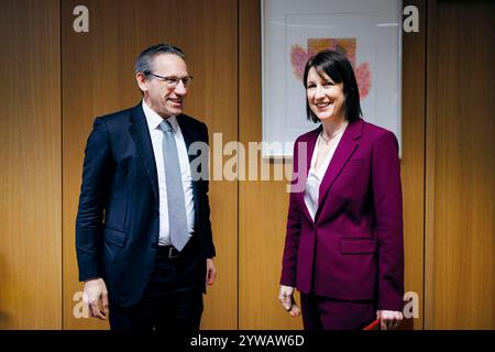 Jörg Kukies, Bundesfinanzminister SPD, trifft Rachel Reeves, Schattenschatzkanzlerin des Vereinigten Koenigreichs, zu einem gespraech im Rahmen des Eurogruppe / ECOFIN-Rates in Bruessel, 09.12.2024. Fotografiert im Auftrag des Bundesministeriums der Finanzen BMF Bruessel Belgien *** Jörg Kukies, Bundesfinanzminister SPD , trifft Rachel Reeves, Schattenkanzlerin des Vereinigten Königreichs, zu einer Diskussion auf dem ECOFIN-Rat der Eurogruppe in Brüssel, 09 12 2024 fotografiert im Auftrag des Bundesministeriums für Finanzen BMF Brüssel Belgien Copyright: XFelixZahn/BMFx Stockfoto