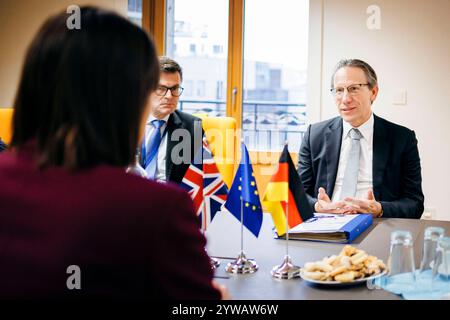 Jörg Kukies, Bundesfinanzminister SPD, trifft Rachel Reeves, Schattenschatzkanzlerin des Vereinigten Koenigreichs, zu einem gespraech im Rahmen des Eurogruppe / ECOFIN-Rates in Bruessel, 09.12.2024. Fotografiert im Auftrag des Bundesministeriums der Finanzen BMF Bruessel Belgien *** Jörg Kukies, Bundesfinanzminister SPD , trifft Rachel Reeves, Schattenkanzlerin des Vereinigten Königreichs, zu einer Diskussion auf dem ECOFIN-Rat der Eurogruppe in Brüssel, 09 12 2024 fotografiert im Auftrag des Bundesministeriums für Finanzen BMF Brüssel Belgien Copyright: XFelixZahn/BMFx Stockfoto