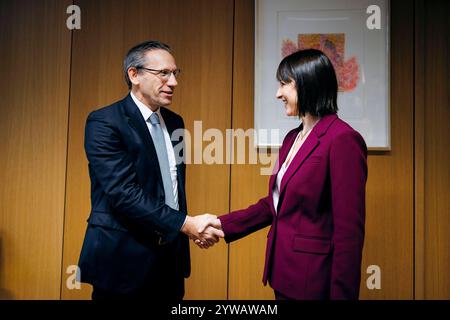 Jörg Kukies, Bundesfinanzminister SPD, trifft Rachel Reeves, Schattenschatzkanzlerin des Vereinigten Koenigreichs, zu einem gespraech im Rahmen des Eurogruppe / ECOFIN-Rates in Bruessel, 09.12.2024. Fotografiert im Auftrag des Bundesministeriums der Finanzen BMF Bruessel Belgien *** Jörg Kukies, Bundesfinanzminister SPD , trifft Rachel Reeves, Schattenkanzlerin des Vereinigten Königreichs, zu einer Diskussion auf dem ECOFIN-Rat der Eurogruppe in Brüssel, 09 12 2024 fotografiert im Auftrag des Bundesministeriums für Finanzen BMF Brüssel Belgien Copyright: XFelixZahn/BMFx Stockfoto