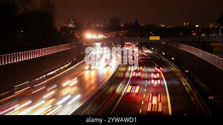 Hamburg, Deutschland. Dezember 2024. Der Rushhour-Verkehr auf der Bundesstraße B75 in Hamburg-Wilhelmsburg läuft abends normal. Quelle: Christian Charisius/dpa/Alamy Live News Stockfoto