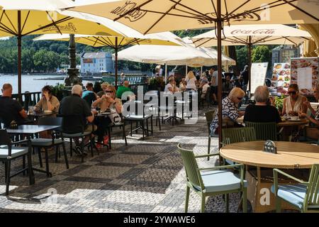 Restaurant im Freien, Moldau im Hintergrund, Prag, Tschechien, Stockfoto