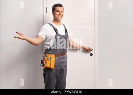 Ein Servicemitarbeiter, der eine Tür aufmacht und lächelt Stockfoto
