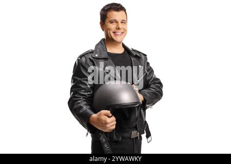 Mann in Lederjacke, der einen Motorradhelm auf weißem Hintergrund hält Stockfoto