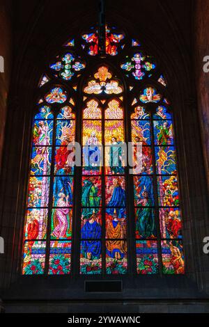 Buntglasfenster in der Kapelle St. Ludmila mit Heiligem Geist und 12 Aposteln, Veitsdom. Prag, Tschechien, Tschechische Republik. Stockfoto