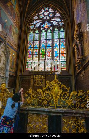 Prag, Tschechien, Tschechische Republik, Touristenfotografie Buntglasfenster in der Veitskirche mit sechs Heiligen. Stockfoto