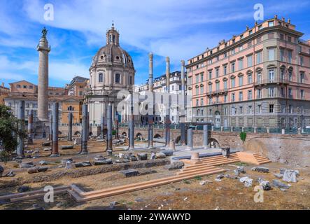 Stadtansicht von Rom in Italien: Trajans Forum mit der Säulenhalle der Basilika Ulpia. Stockfoto