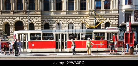 Straßenbahn in Straßenszene, Prag, Tschechien, Tschechien. Stockfoto