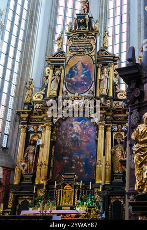 Tyn Church Interior, Blick auf den Hauptaltar. Gemälde der Himmelfahrt der Jungfrau Maria hinter dem Altar. Prag, Tschechien, Tschechische Republik. Stockfoto