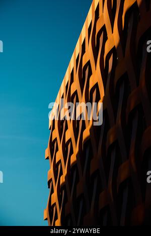 Eine Entdeckungsreise in abstraktes Architekturdesign, das die Schönheit von Creative Shadows unterstreicht Stockfoto