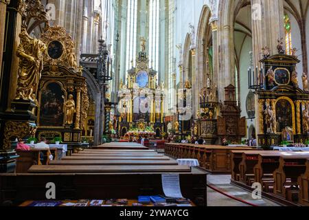 Tyn Church Interior, Blick auf den Hauptaltar. Gemälde der Himmelfahrt der Jungfrau Maria hinter dem Altar. Prag, Tschechien, Tschechische Republik. Stockfoto