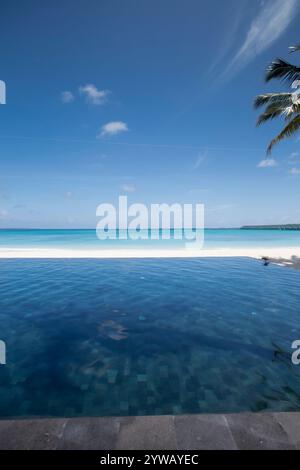 Infinity-Pool mit Blick auf den Indischen Ozean auf den Malediven, Noonu Atoll Stockfoto