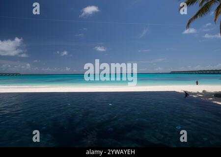 Infinity-Pool mit Blick auf den Indischen Ozean auf den Malediven, Noonu Atoll Stockfoto