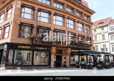 Celetna Street Scene, kubistisches Haus der Schwarzen Madonna, kubistisches Museum. Prag, Tschechien, Tschechische Republik. Stockfoto