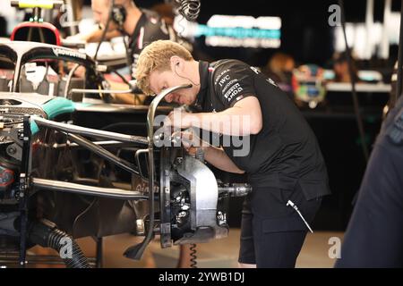 Mercedes AMG Petronas F1 Mechaniker, Pitlane, Nachsaisontests, ARE, Formel 1 Weltmeisterschaft, Abu Dhabi Grand Prix, Yas Marina Circuit, 10.12.2024 Foto: Eibner-Pressefoto/Annika Graf Stockfoto