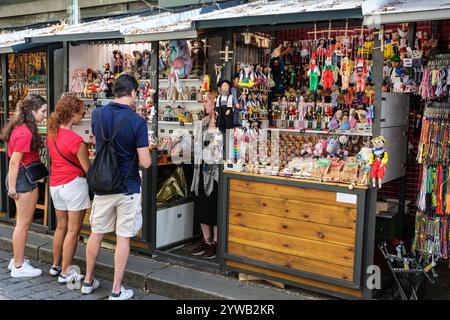 Touristen am Souvenirstand in der Stareho Hrbitova Straße am jüdischen Friedhof, Prag, Tschechien, Stockfoto