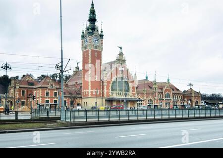 Glowny, der Hauptbahnhof in danzig, polen, zeigt seinen Uhrenturm und seinen Bahnsteig an einem bewölkten Tag, Danzig, Polen Stockfoto