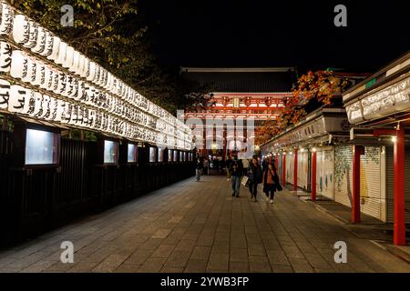 Tokio, Japan - 3. November 2024: Beleuchteter Sensoji-Tempelweg, der hell leuchtet und nachts in Japan fesselt Stockfoto