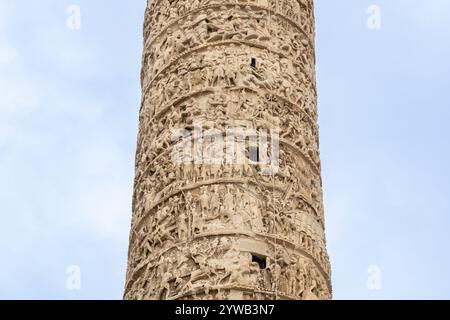 Detail der Säule von Marcus Aurelius in Rom mit komplizierten Reliefs, die militärische Feldzüge darstellen Stockfoto