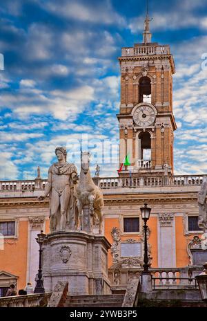 Italien Latium Rom der Campidoglio, auch Kapitolshügel (Mons Capitolinus) genannt, ist der kleinste Hügel, auf dem Rom gegründet wurde. Auf dem Hügel steht der Palazzo Senatorio, der Sitz der Gemeinde, erbaut 1144. Stockfoto