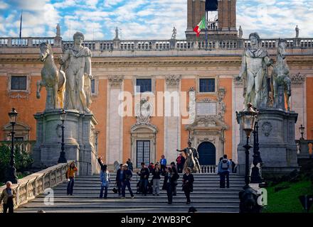 Italien Latium Rom der Campidoglio, auch Kapitolshügel (Mons Capitolinus) genannt, ist der kleinste Hügel, auf dem Rom gegründet wurde. Auf dem Hügel steht der Palazzo Senatorio, der Sitz der Gemeinde, erbaut 1144. Stockfoto