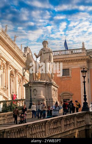 Italien Latium Rom der Campidoglio, auch Kapitolshügel (Mons Capitolinus) genannt, ist der kleinste Hügel, auf dem Rom gegründet wurde. Auf dem Hügel steht der Palazzo Senatorio, der Sitz der Gemeinde, erbaut 1144. Stockfoto