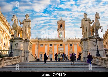 Italien Latium Rom der Campidoglio, auch Kapitolshügel (Mons Capitolinus) genannt, ist der kleinste Hügel, auf dem Rom gegründet wurde. Auf dem Hügel steht der Palazzo Senatorio, der Sitz der Gemeinde, erbaut 1144. Stockfoto