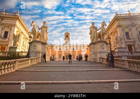 Italien Latium Rom der Campidoglio, auch Kapitolshügel (Mons Capitolinus) genannt, ist der kleinste Hügel, auf dem Rom gegründet wurde. Auf dem Hügel steht der Palazzo Senatorio, der Sitz der Gemeinde, erbaut 1144. Stockfoto