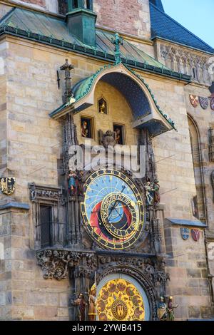 Die astronomische Uhr am Alten Rathaus. Prag, Tschechische Republik, Tschechien. Die zwölf Apostel erscheinen einzeln in den Fenstern oben. Stockfoto