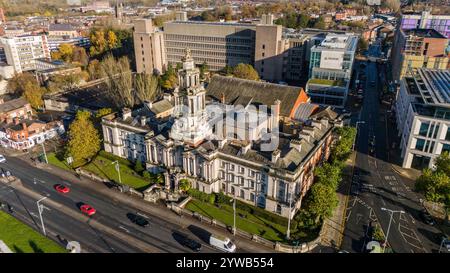Das ehemalige St. Thomas' Hospital in Shaw Heath, Stockport, unternimmt seine ersten Schritte, um St. Thomas’ Gardens zu werden, mit der Bodenbremsung des Büros Stockfoto