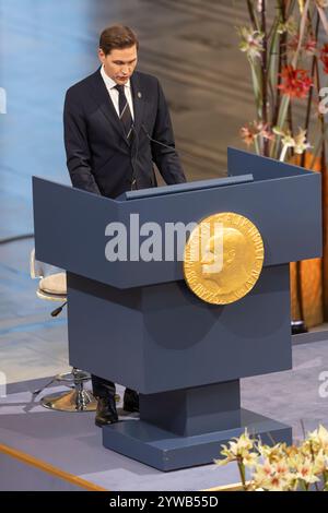 Oslo, Norwegen 10. Dezember 2024 Jorgen Watne Frydnes, Vorsitzender des norwegischen Nobelkomitees, spricht während der Verleihung des Friedensnobelpreises im Rathaus von Oslo, Norwegen Credit: Nigel Waldron/Alamy Live News Stockfoto