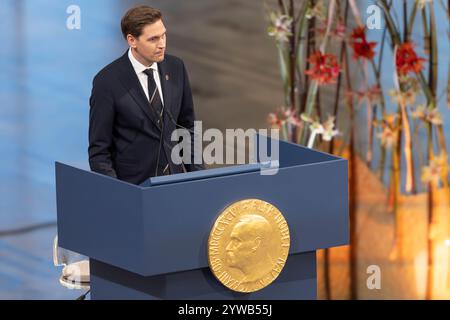 Oslo, Norwegen 10. Dezember 2024 Jorgen Watne Frydnes, Vorsitzender des norwegischen Nobelkomitees, spricht während der Verleihung des Friedensnobelpreises im Rathaus von Oslo, Norwegen Credit: Nigel Waldron/Alamy Live News Stockfoto