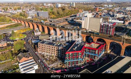 Das ehemalige St. Thomas' Hospital in Shaw Heath, Stockport, unternimmt seine ersten Schritte, um St. Thomas’ Gardens zu werden, mit der Bodenbremsung des Büros Stockfoto