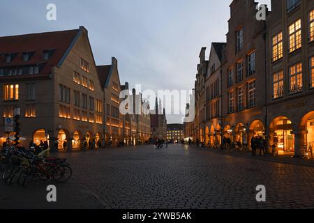 REKORDDATUM NICHT ANGEGEBEN Bummel durch Münsters gute Stube... Münster Prinzipalmarkt , Giebelhäuser zur blauen Stunde, in der Vorweihnachtszeit *** Münster, Prinzipalmarkt mit seinen alten Giebelhäusern in der Abenddämmerung, Blaue Stunde, Menschen, die über die weltberühmte Einkaufsstraße schlendern, anc Münster, Prinzipalmarkt in der Abenddämmerung, Blaue Stunde, beleuchtete Giebelhäuser, luxuriöse Einkaufsstraße, Blick auf die alte Kopfsteinpflasterstraße, Deutschland, Europa. Nordrhein-Westfalen Deutschland, Westeuropa Stockfoto