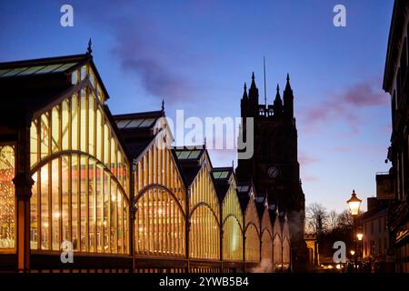 Stockport Wahrzeichen Gebäude St. Mary's Parish Church und ikonische Markthalle Stockfoto