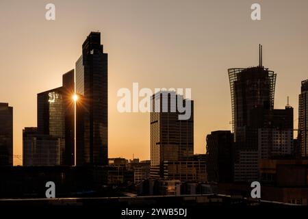 Blick auf die Skyline der Stadt bei Sonnenuntergang mit Blick auf moderne Gebäude und lebendige, fesselnde Farben. Stockfoto