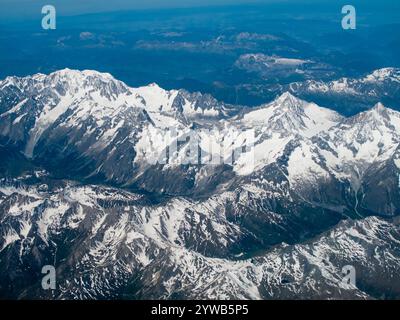 Das Alpengebirge von einem kommerziellen Flugzeug aus gesehen, das Norditalien durchquert, der höchste Mont Blanc ist links zu sehen. Stockfoto