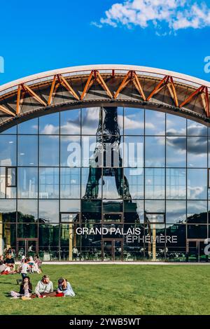 Paris, Frankreich - 15. Juli 2021: Grand Palais Ephemere vor dem Eiffelturm Stockfoto