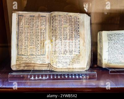 Jerewan, Armenien - 22. November 2024: Handgeschriebenes mittelalterliches Rechenbuch im Matenadaran-Museum (Mesrop Maschtots Institut für antike Manuskripte) Stockfoto