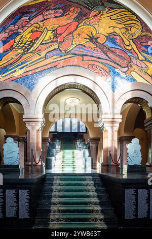 Jerewan, Armenien - 22. November 2024: Innenraum der Eingangshalle des Matenadaran-Museums (mesrop maschtots Institut für antike Manuskripte) in Jerewan ci Stockfoto