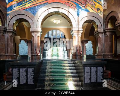 Jerewan, Armenien - 22. November 2024: Innenraum der Lobby des Matenadaran Museums (mesrop maschtots Institut für antike Manuskripte) in Jerewan Stadt auf su Stockfoto