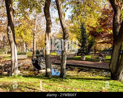 Jerewan, Armenien - 24. November 2024: Farbenfroher Lovers Park an der Baghramyan Avenue in Jerewan am sonnigen Herbsttag Stockfoto
