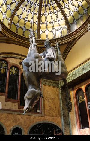 Wenzel reitet auf einem umgedrehten Pferd, Lucerna Arcade. Skulptur von David Cerny (1999). Prag, Tschechien, Tschechische Republik, Stockfoto