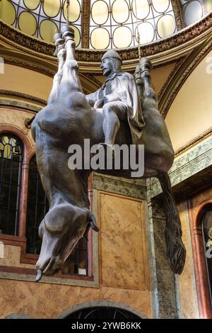 Wenzel reitet auf einem umgedrehten Pferd, Lucerna Arcade. Skulptur von David Cerny (1999). Prag, Tschechien, Tschechische Republik, Stockfoto