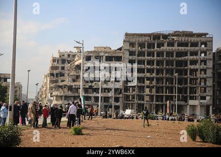 8. Dezember 2024: Homs, Syrien. Dezember 2024. Zerstörte Gebäude in der Nähe der Khalid ibn al-Walid Moschee in Homs, nachdem die syrische Stadt gefallen war, um die Oppositionstruppen zu rebellieren. Die islamische Gruppe von Hayat Tahrir al-Sham und alliierte syrische Oppositionsgruppen erklärten am Samstag Nachmittag des 7. Dezember ihre Eroberung von Homs, der drittgrößten Stadt Syriens. Die Rebellengruppe begann ihre militärische Kampagne am 27. November aus dem Norden Syriens und eroberte schnell strategische Gebiete von den syrischen Regierungstruppen (Credit Image: © Juma Mohammad/IMAGESLIVE via ZUMA Press Wire) REDAKTIONELLE VERWENDUNG O Stockfoto