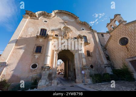 Außentüren Eingang in den inneren Bereich des Klosters von Santes Creus, Spanien Stockfoto